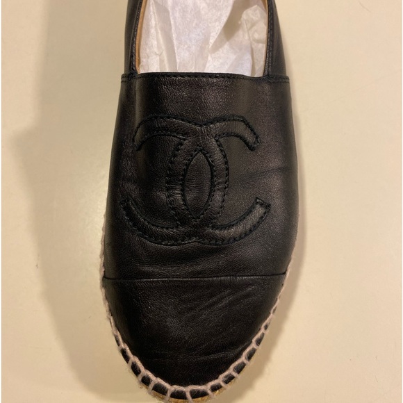 Chenel sizes seven never worn still has sticker on shoes - Picture 2 of 5